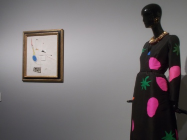 Vestido de noche realizado en tafetán (a.1971) y estampado inspirado en la obra de Joan Miró. 
